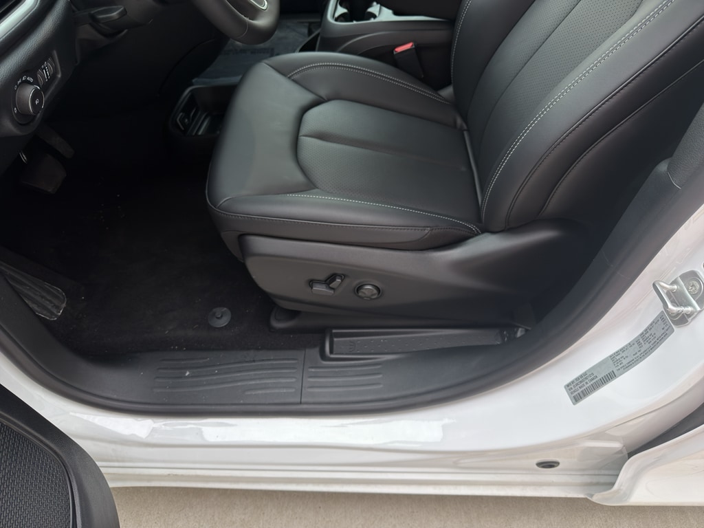 2026 Chrysler Pacifica Select - Photo 11