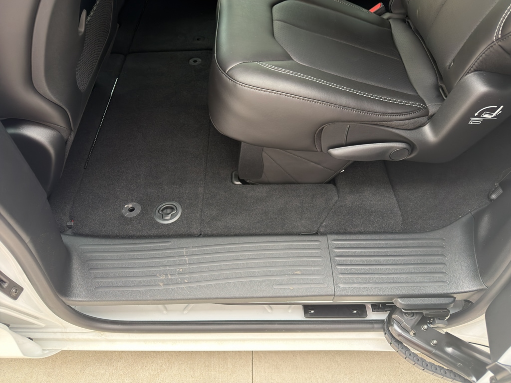 2026 Chrysler Pacifica Select - Photo 13
