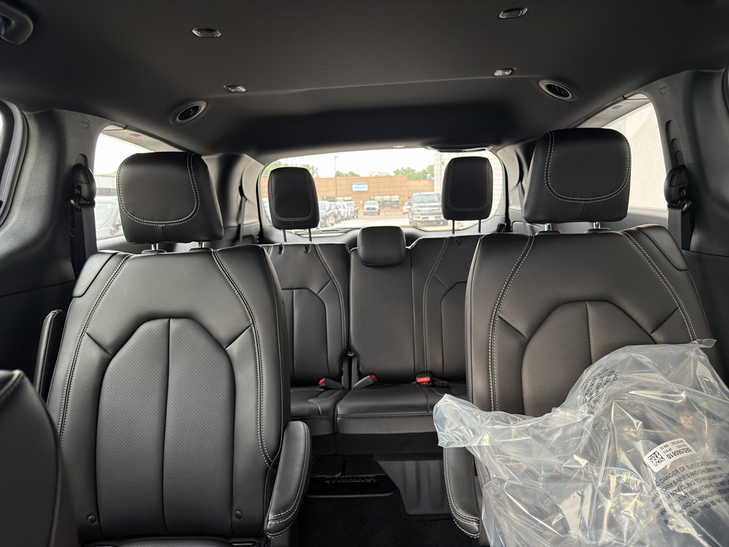 2026 Chrysler Pacifica Select - Photo 36