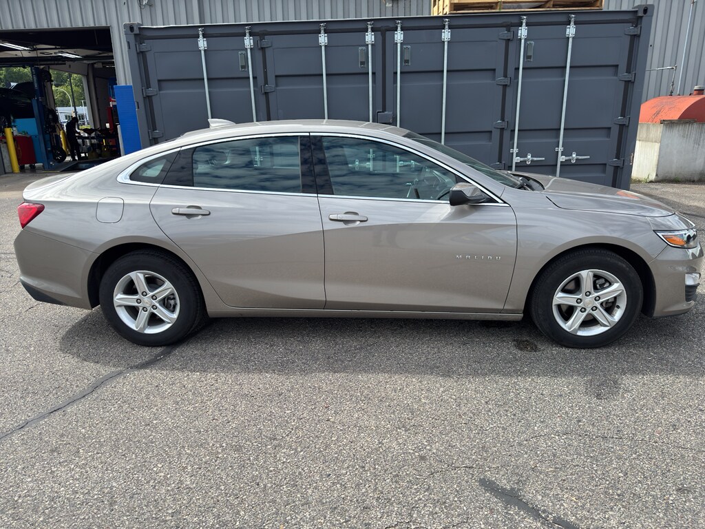 2024 Chevrolet Malibu 1LT photo 2