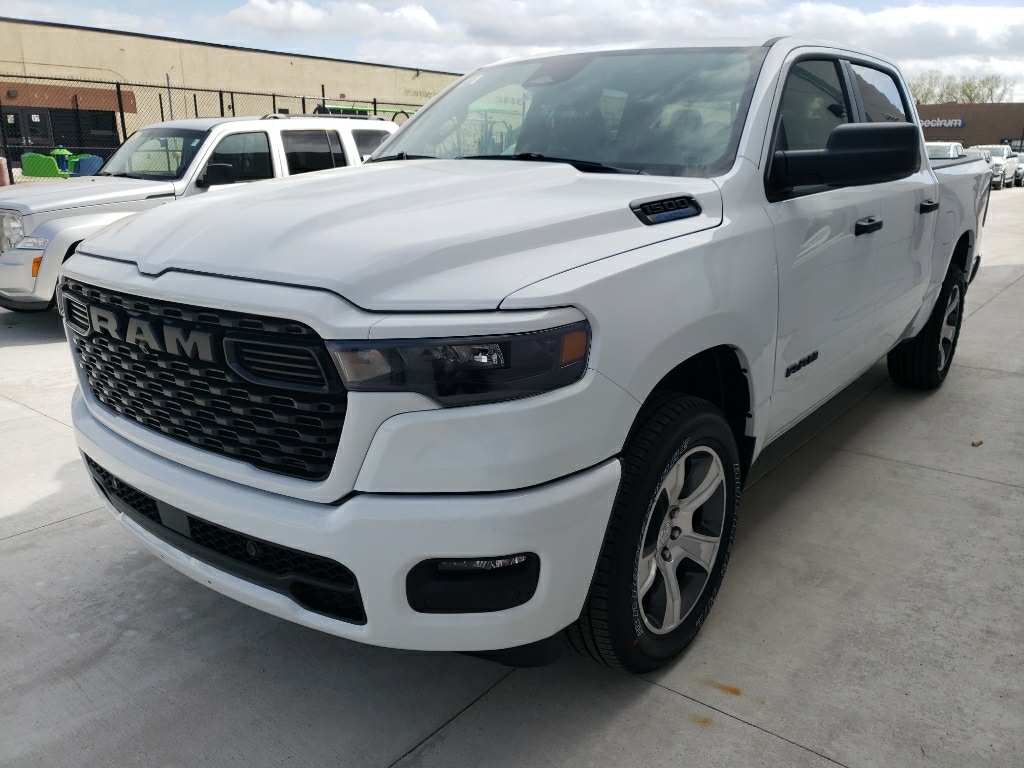 New 2026 Ram 1500 EXPRESS CREW CAB 4X4 5'7 BOX Pickup