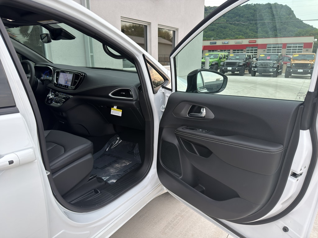 2026 Chrysler Pacifica Select - Photo 20