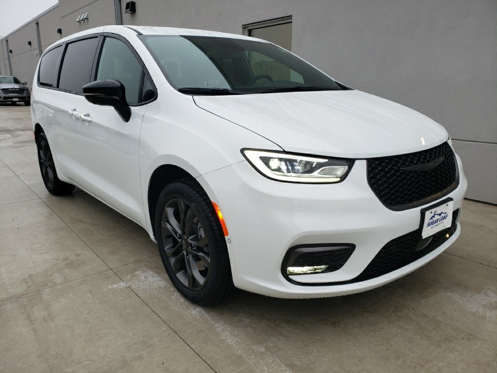 2026 Chrysler Pacifica Select's photo