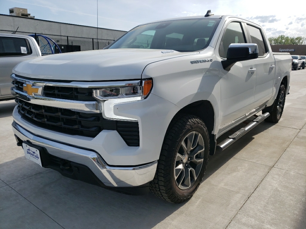 Used 2024 Chevrolet Silverado 1500 LT with VIN 1GCUDDE8XRZ302545 for sale in Winona, Minnesota
