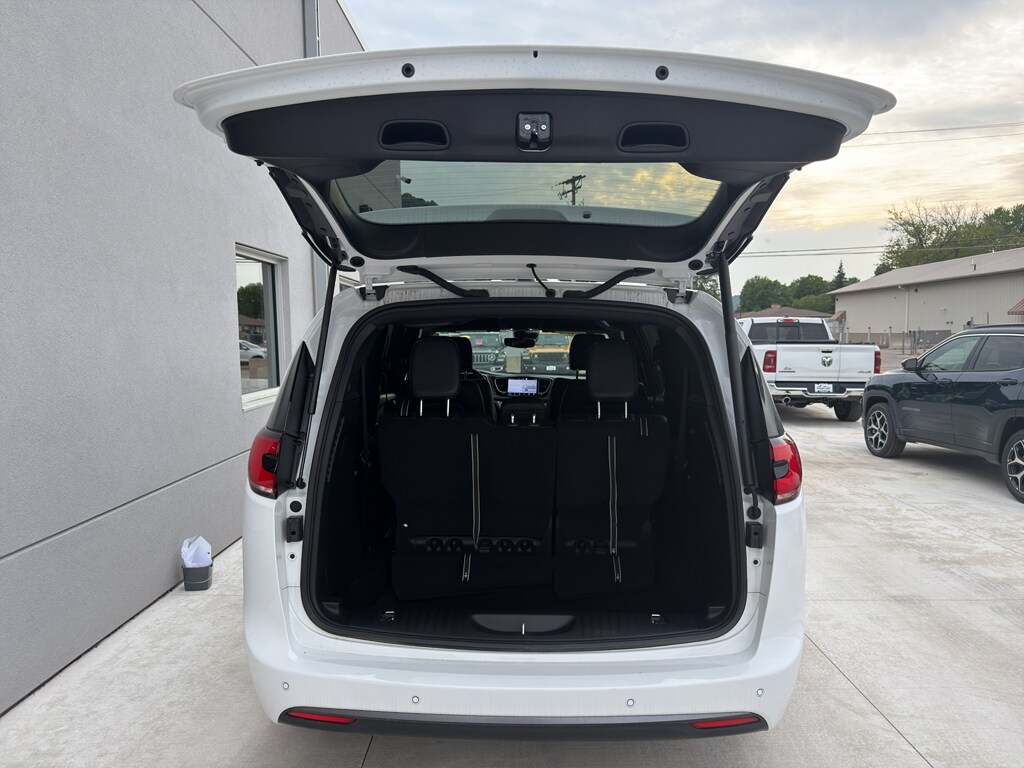 2026 Chrysler Pacifica Select - Photo 8