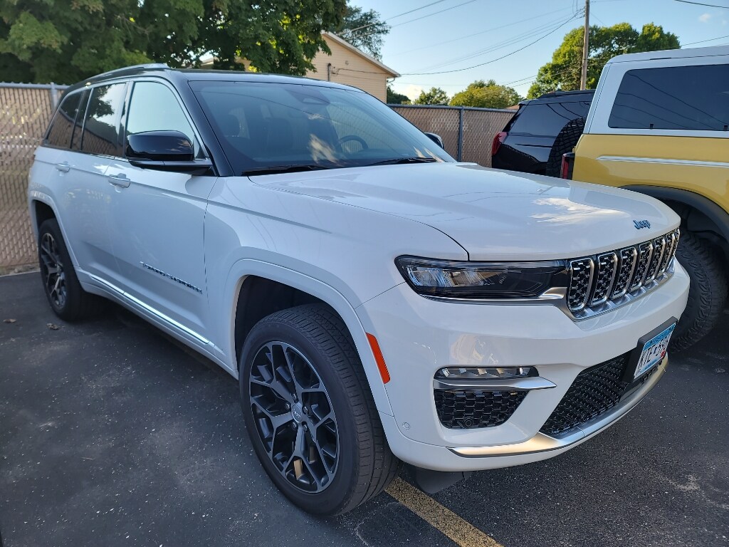2022 Jeep Cherokee Summit 4xe photo 2