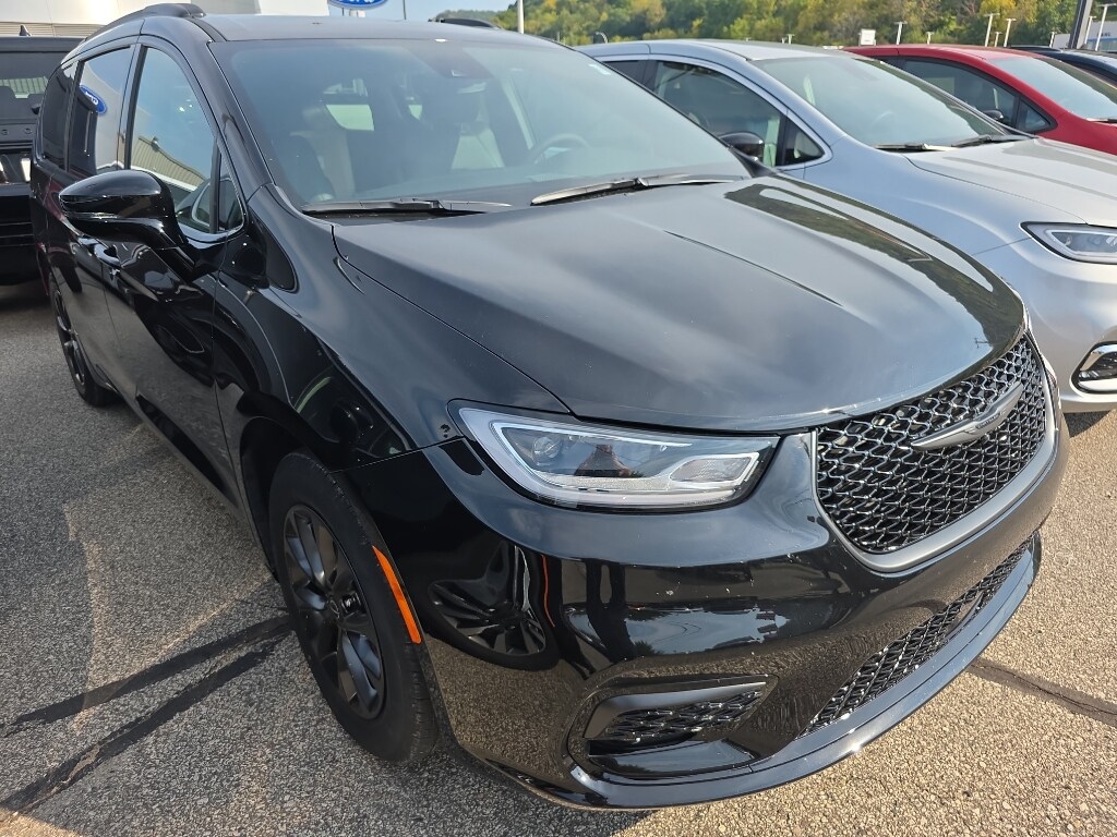 2025 Chrysler Pacifica photo 2