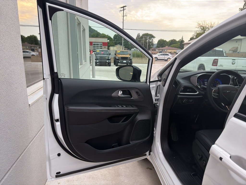2026 Chrysler Pacifica Select - Photo 10