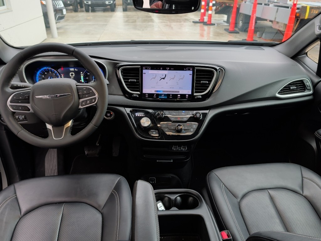 Used 2025 Chrysler Pacifica Select Van Passenger Van