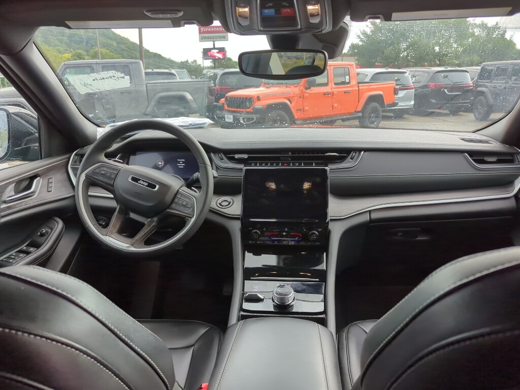 2024 Jeep Grand Cherokee Limited photo 2