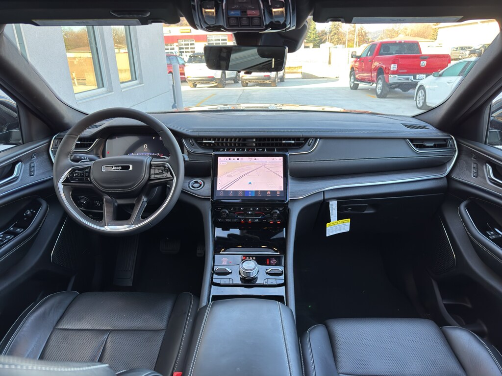 2024 Jeep Grand Cherokee Overland photo 2