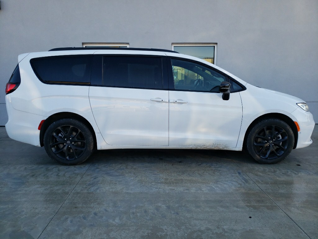 2026 Chrysler Pacifica Limited - Photo 8