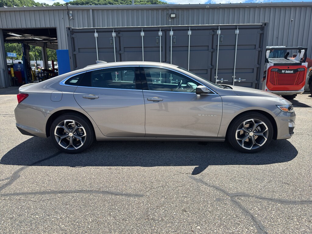 2024 Chevrolet Malibu 1LT photo 2