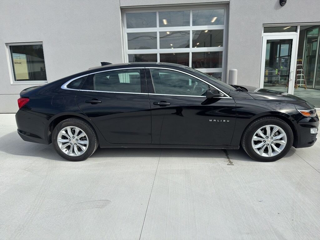 2024 Chevrolet Malibu 1LT photo 2