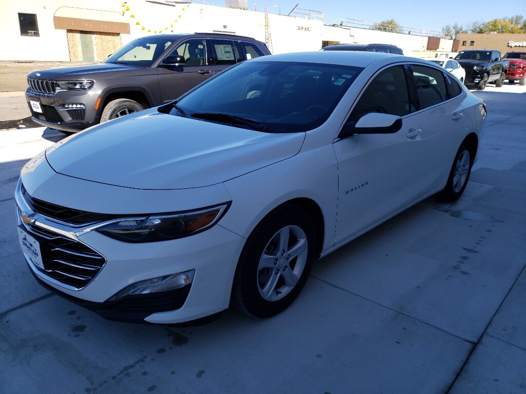 2024 Chevrolet Malibu 1LT photo 3