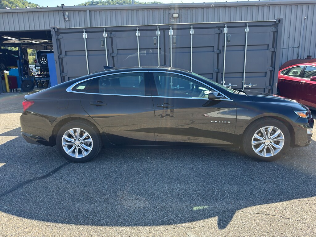 2024 Chevrolet Malibu 1LT photo 2