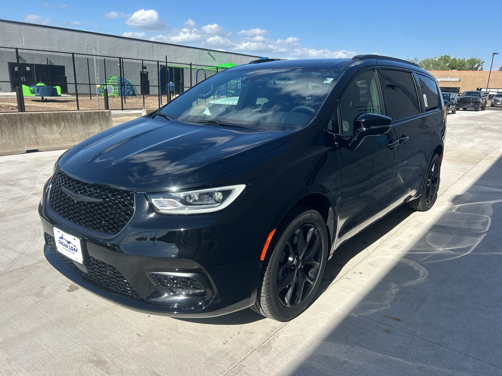 New 2026 Chrysler Pacifica LIMITED AWD Passenger Van