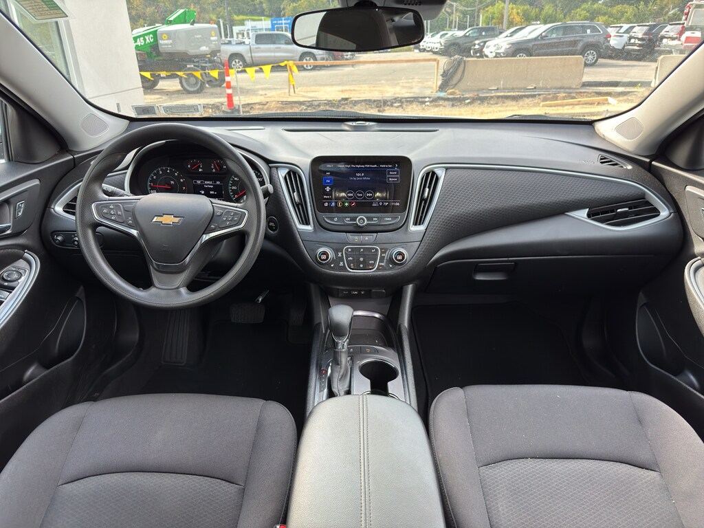 2024 Chevrolet Malibu 1LT photo 3