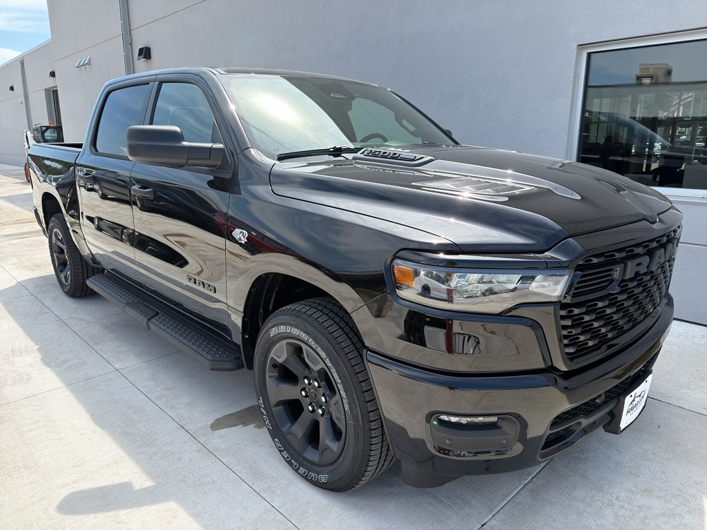 New 2026 Ram 1500 EXPRESS CREW CAB 4X4 5'7 BOX Pickup