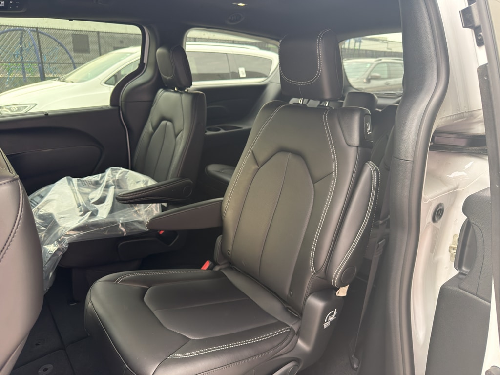2026 Chrysler Pacifica Select - Photo 14