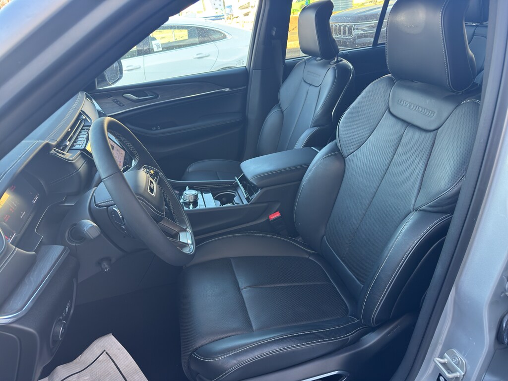 2024 Jeep Grand Cherokee Overland photo 3