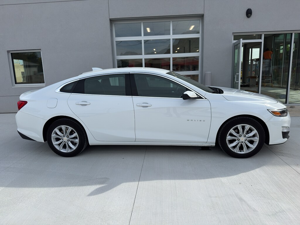 2024 Chevrolet Malibu 1LT photo 2