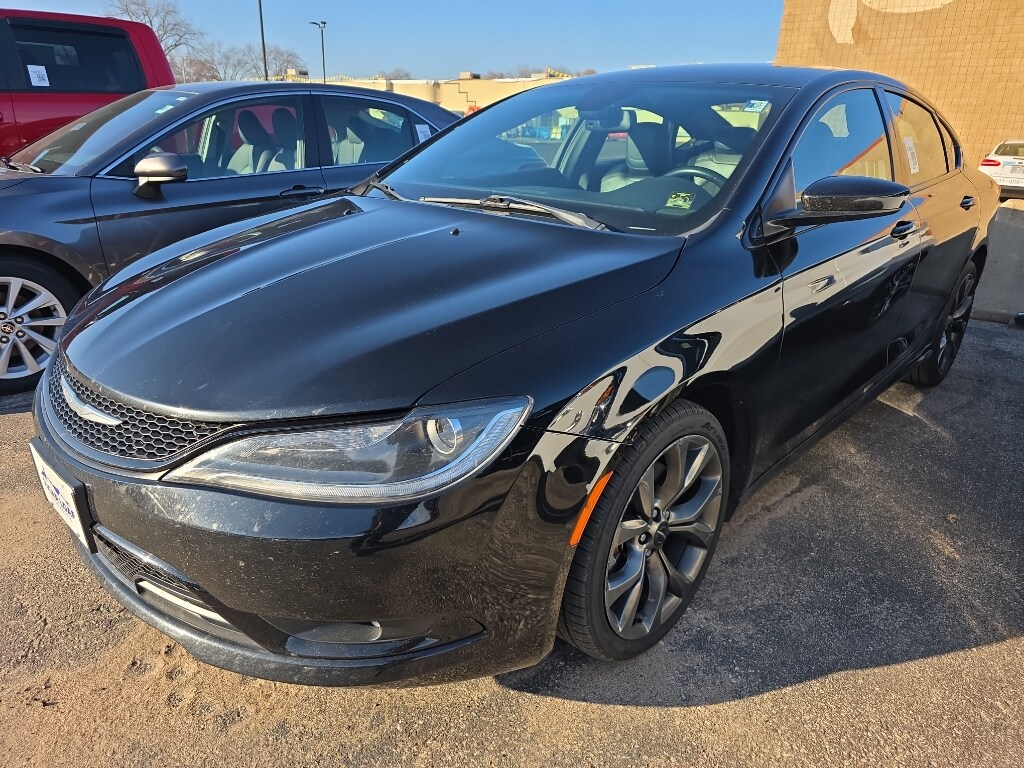 2015 Chrysler 200 S photo 2