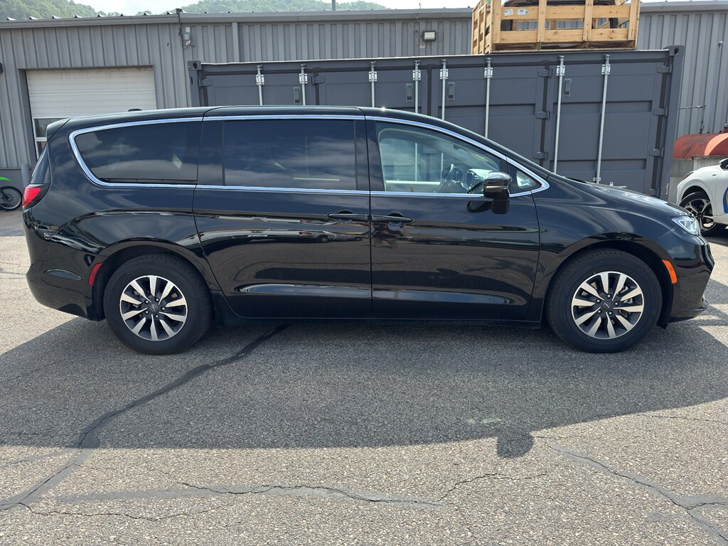 2024 Chrysler Pacifica Hybrid photo 2