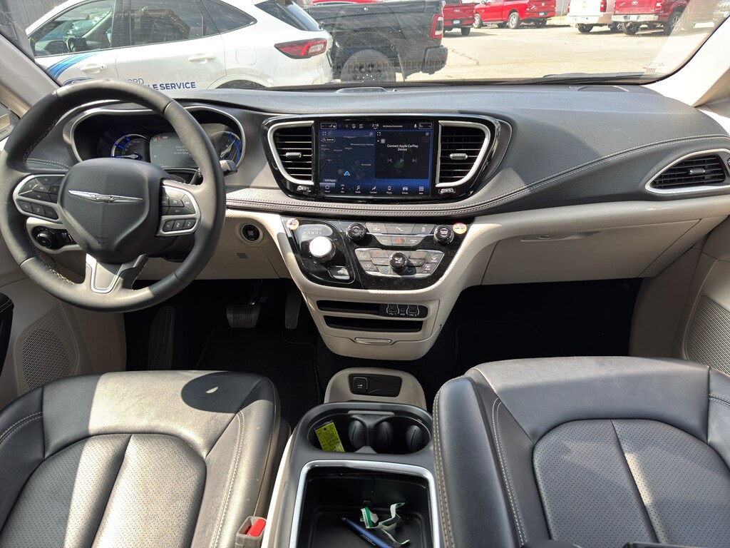 2024 Chrysler Pacifica Hybrid photo 3