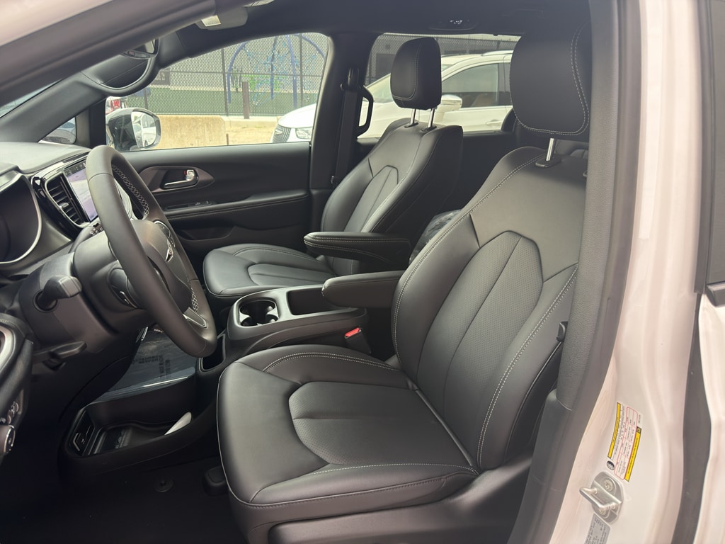 2026 Chrysler Pacifica Select - Photo 12