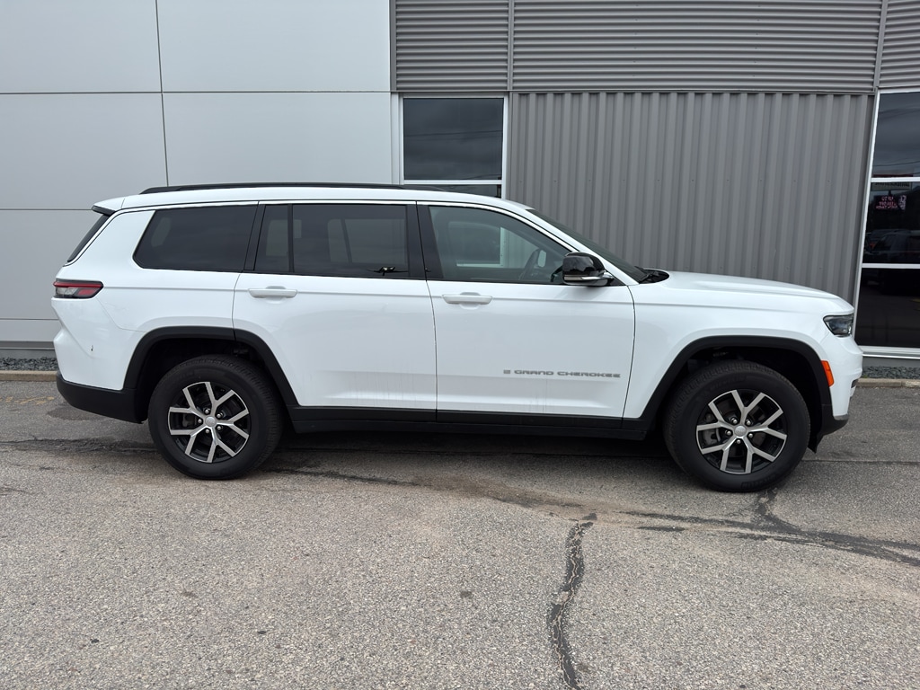 2024 Jeep Grand Cherokee Limited photo 2