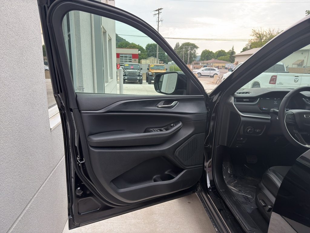 2025 Jeep Grand Cherokee Altitude - Photo 11