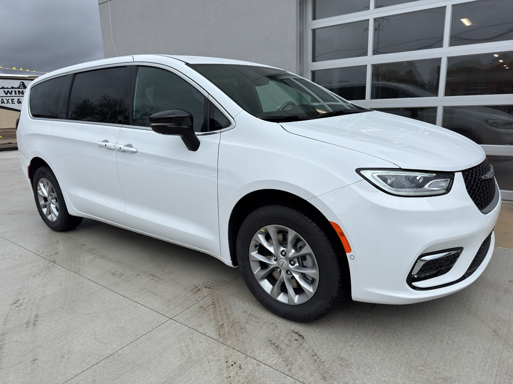 2026 Chrysler Pacifica Select's photo