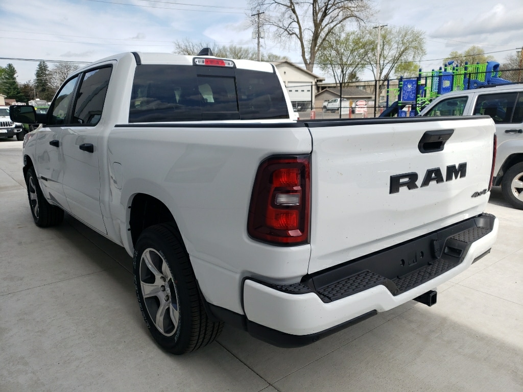 New 2026 Ram 1500 EXPRESS CREW CAB 4X4 5'7 BOX Pickup