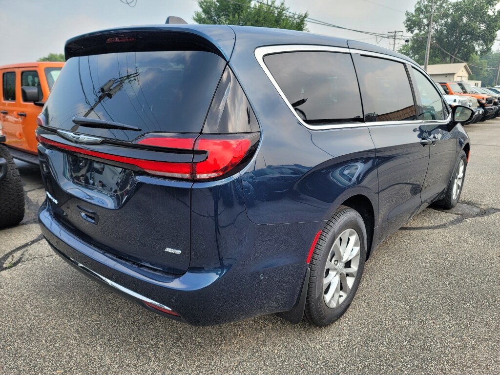2025 Chrysler Pacifica photo 3