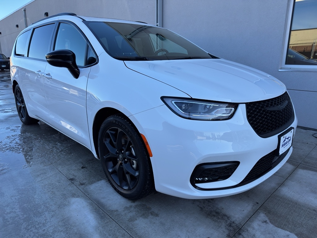 2025 Chrysler Pacifica Limited's photo
