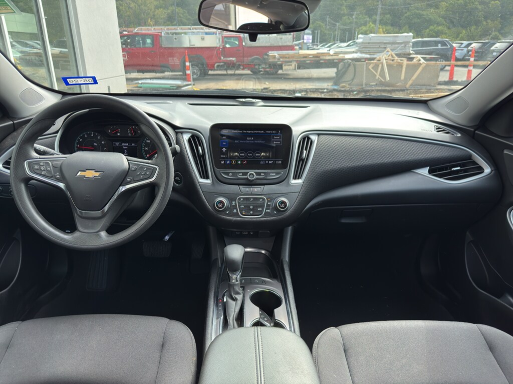 2024 Chevrolet Malibu 1LT photo 3
