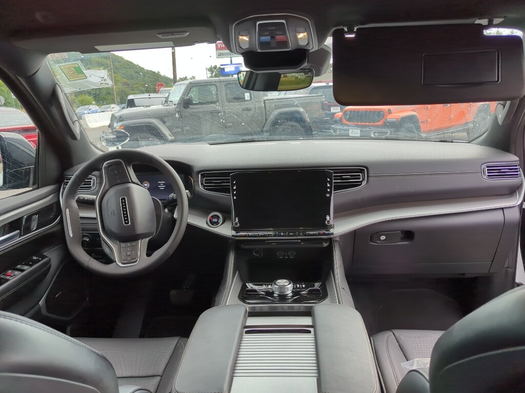 2025 Jeep Wagoneer L Series III photo 3