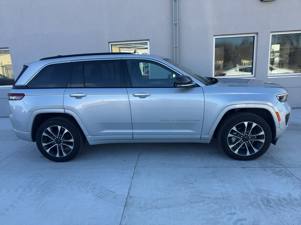 2024 Jeep Grand Cherokee Overland photo 2