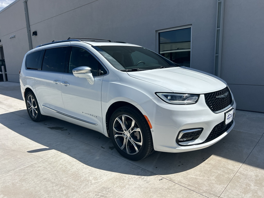 Used 2024 Chrysler Pacifica Pinnacle Van Passenger Van