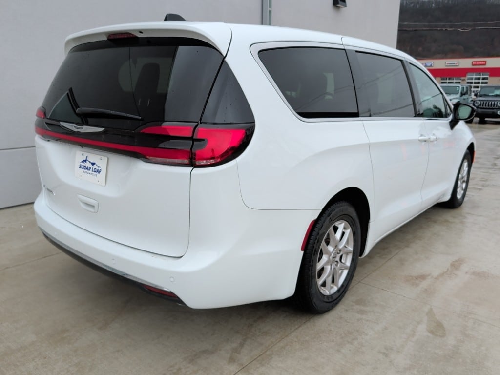 Used 2025 Chrysler Pacifica Select Van Passenger Van
