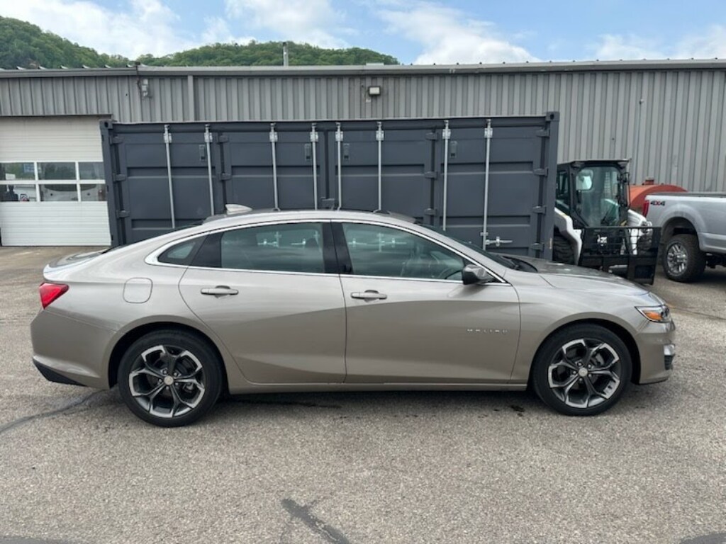 2024 Chevrolet Malibu 1LT photo 2
