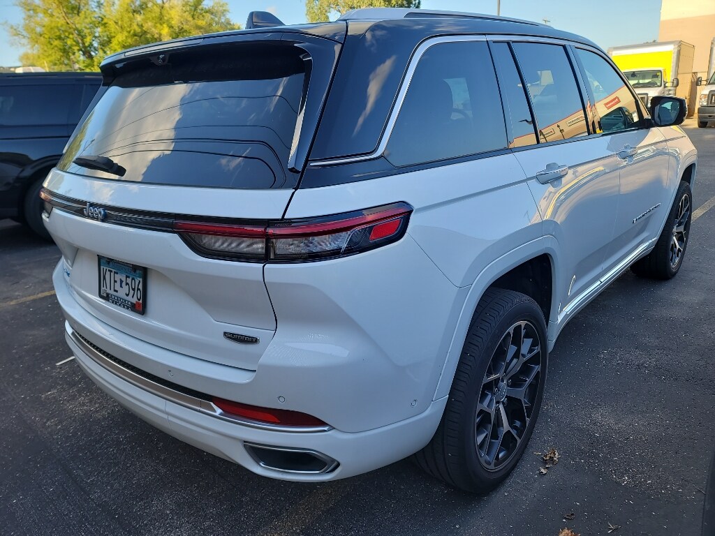 2022 Jeep Cherokee Summit 4xe photo 3