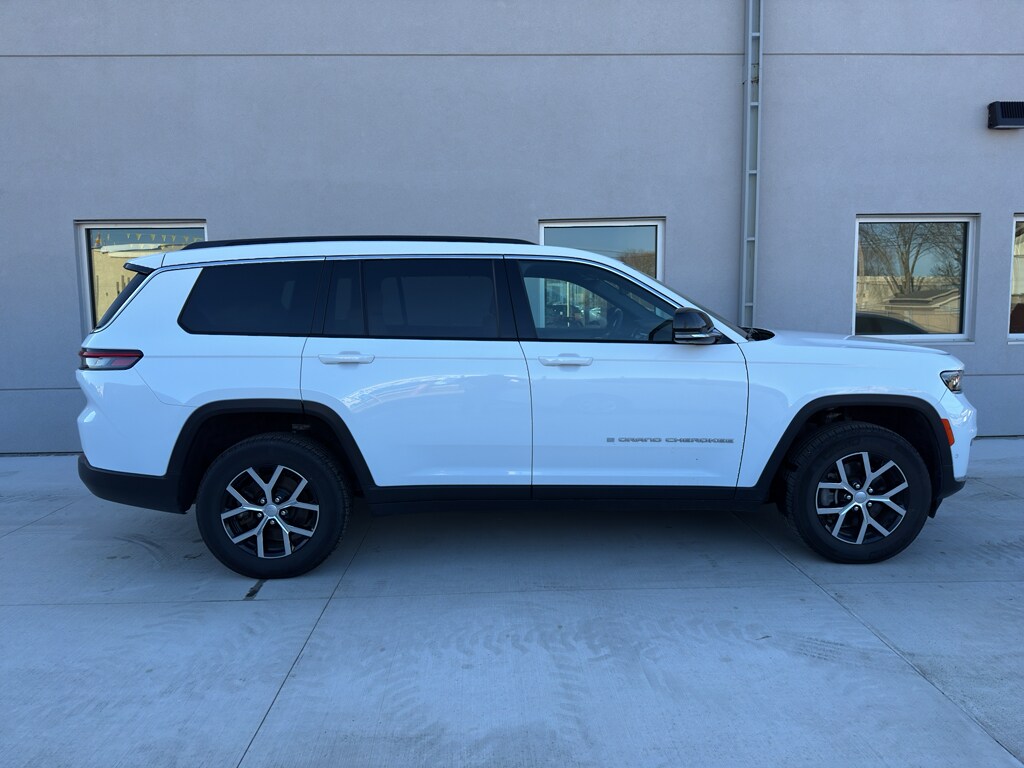 2024 Jeep Grand Cherokee Limited photo 2