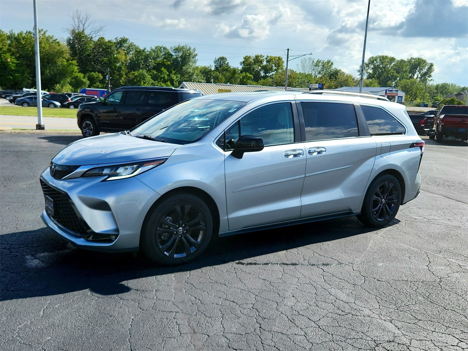 2023 Toyota Sienna XSE photo 2