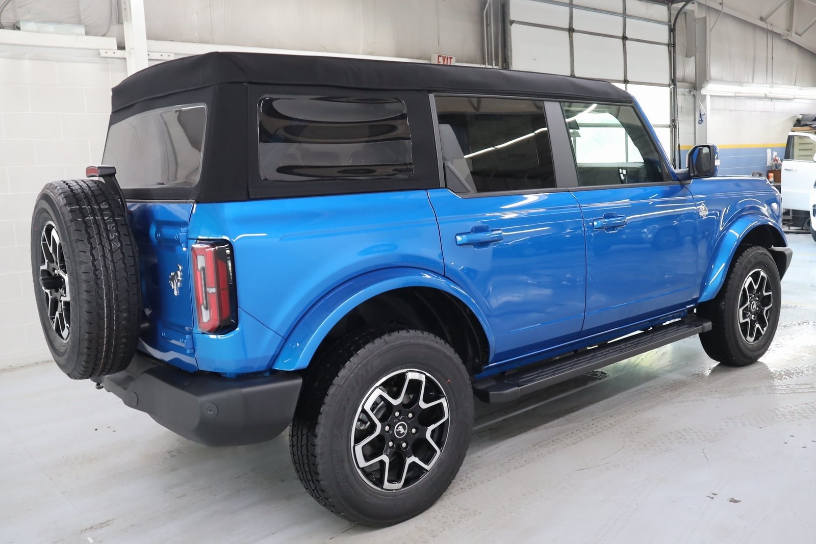 2024 Ford Bronco Outer Banks photo 3
