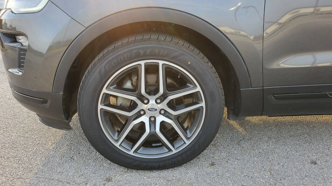 2018 Ford Explorer Sport photo 3