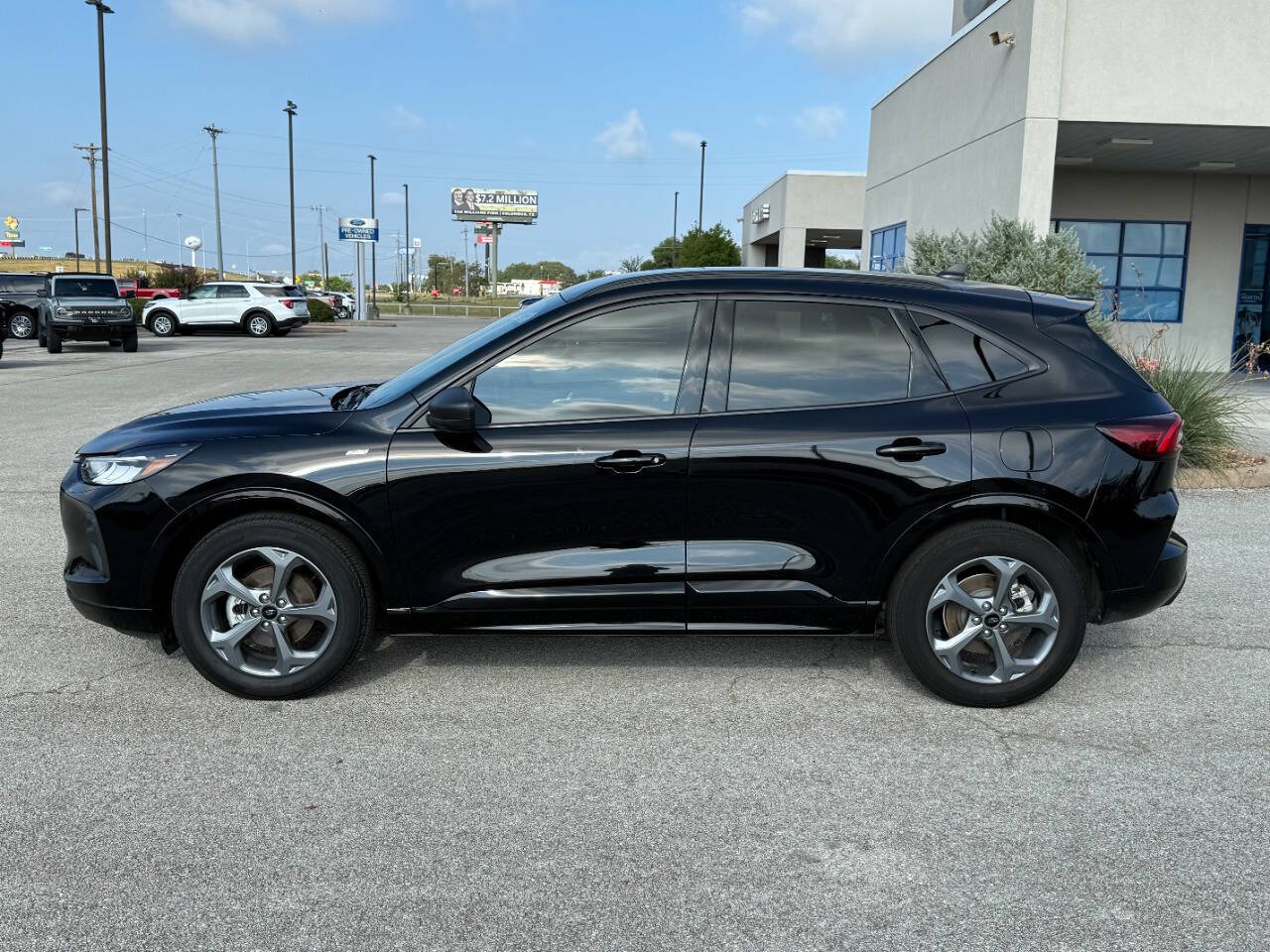 2024 Ford Escape ST-Line photo 2