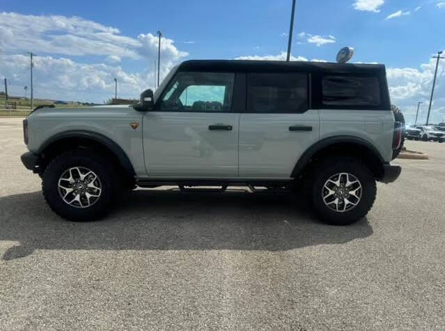 2024 Ford Bronco Badlands photo 2