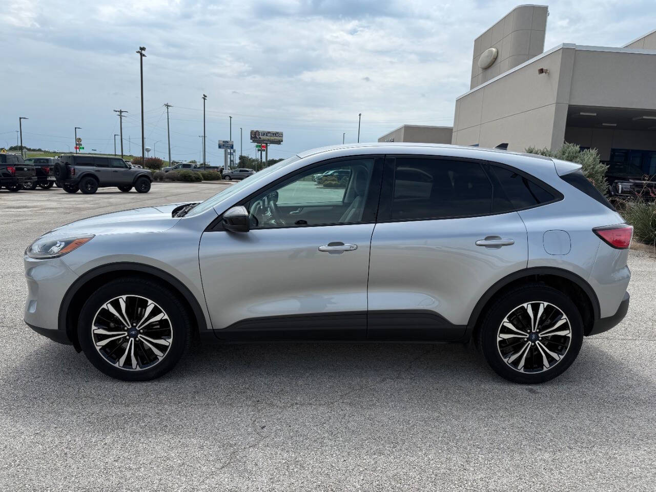 Used 2021 Ford Escape SE with VIN 1FMCU9G61MUB04443 for sale in Schulenburg, TX